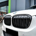 Установка нашей решетки радиатора в стиле M-Performance Black на BMW X1 Series F48 дорестайлинг